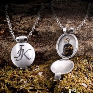 Medaillon-Anhänger mit Achatinlay und Katzenabbildung